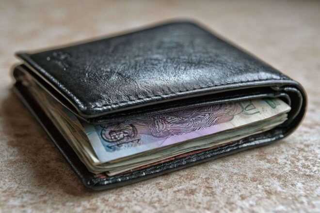 Portefeuille vue de dessus avec billets
