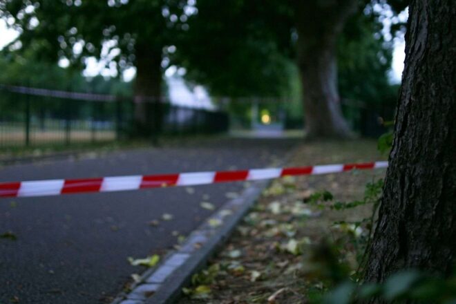 Ruban de police sur chemin