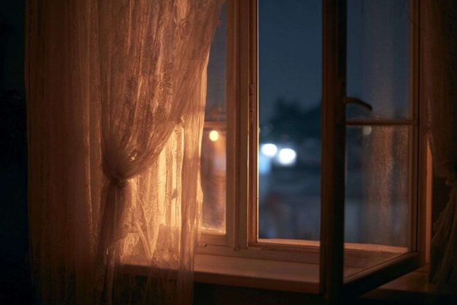 Scène nocturne avec fenêtre ouverte