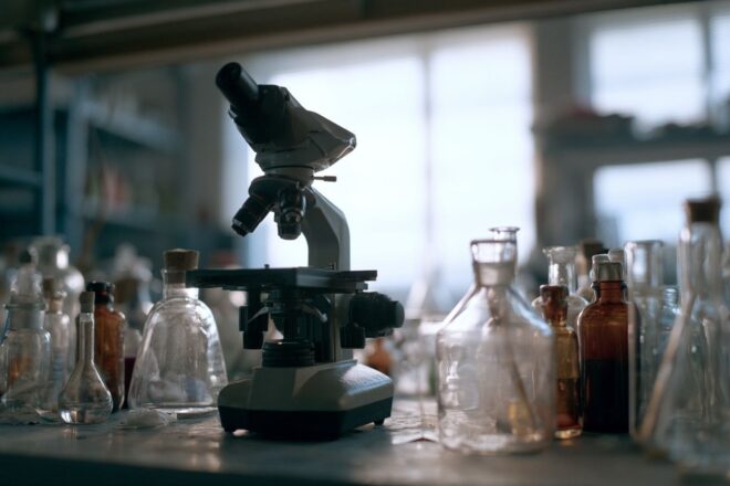 Table de laboratoire bien organisée avec verrerie et microscope