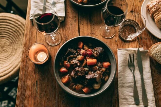 Table en bois avec boeuf bourguignon
