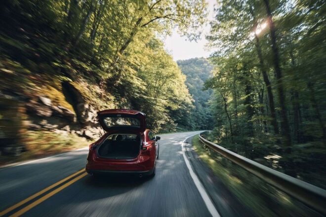 Vue panoramique d une voiture sur route sinueuse