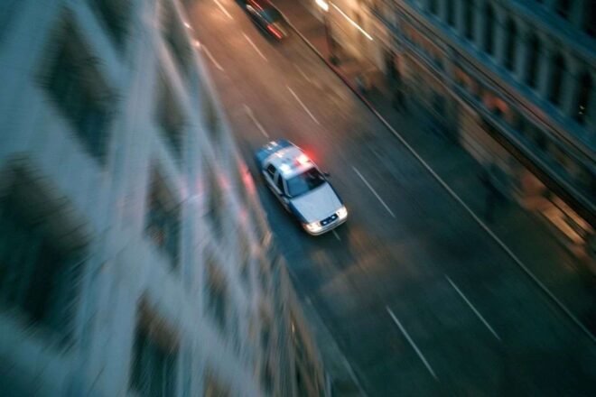 Vue aérienne d un véhicule de police avec feux allumés