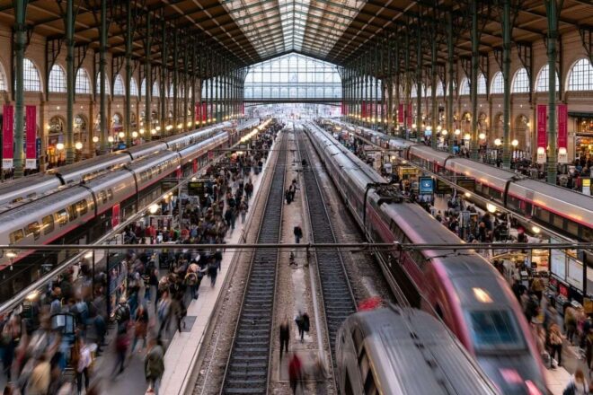Vue large d une gare animée en france