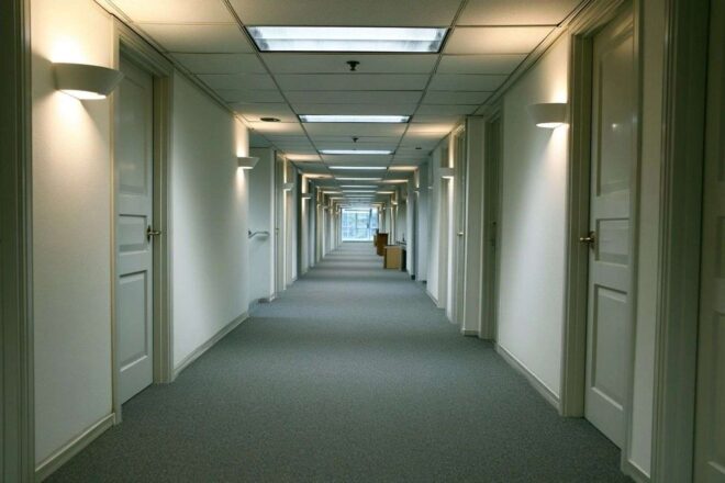 Vue panoramique de couloir de bureau