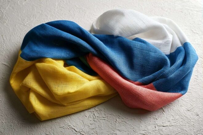 Drapeaux de l ukraine et de la russie entrelacés