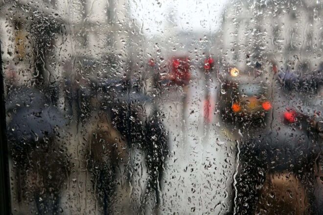 Gouttes de pluie sur une vitre