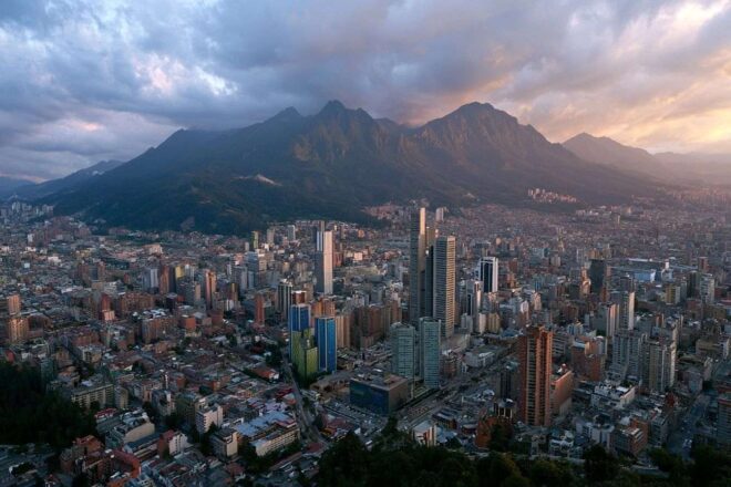 Vue panoramique de bogota au coucher du soleil