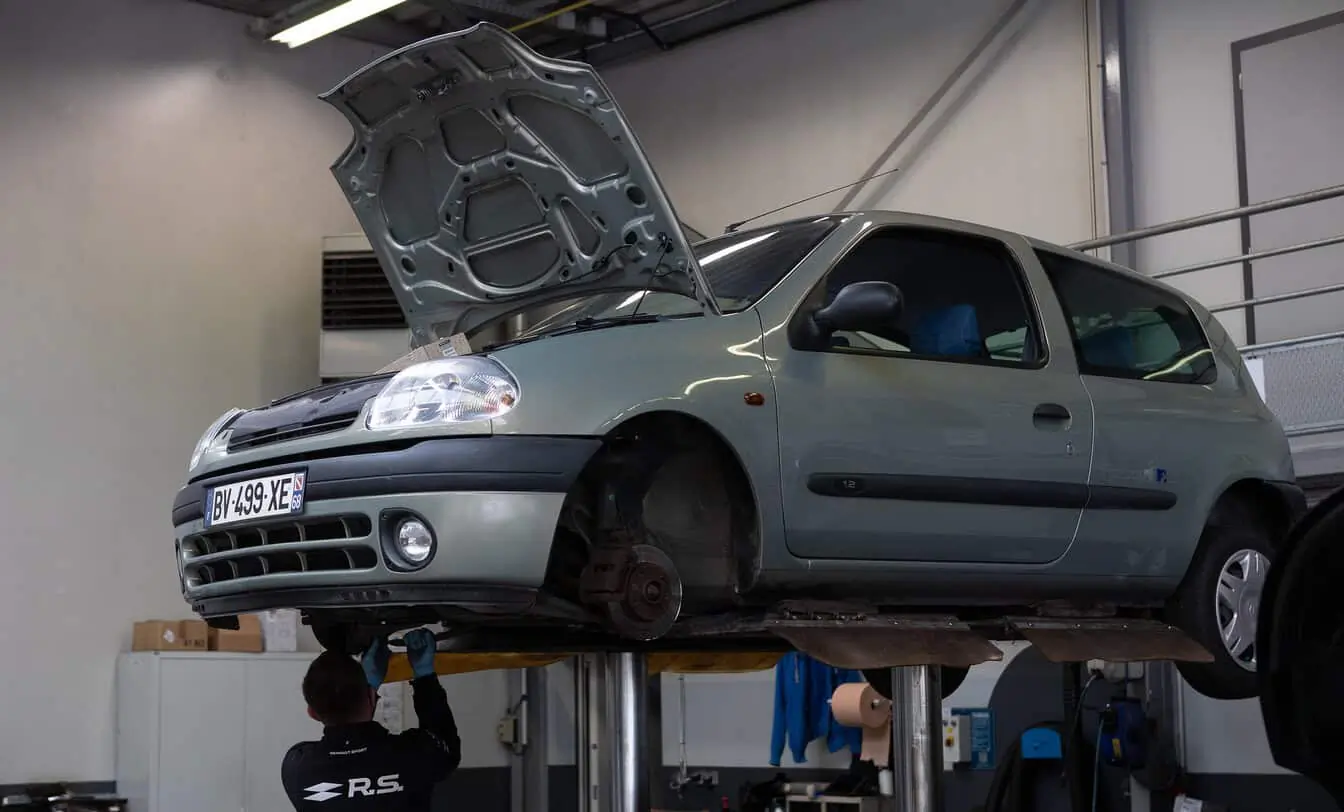 Une clio au garage automobile