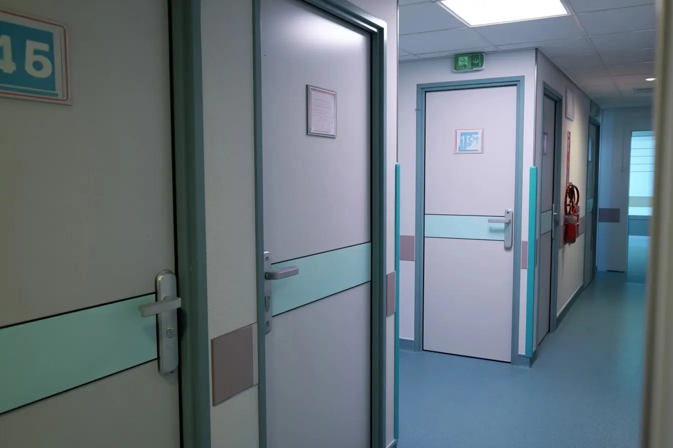 Couloir d’hôpital avec porte isolée