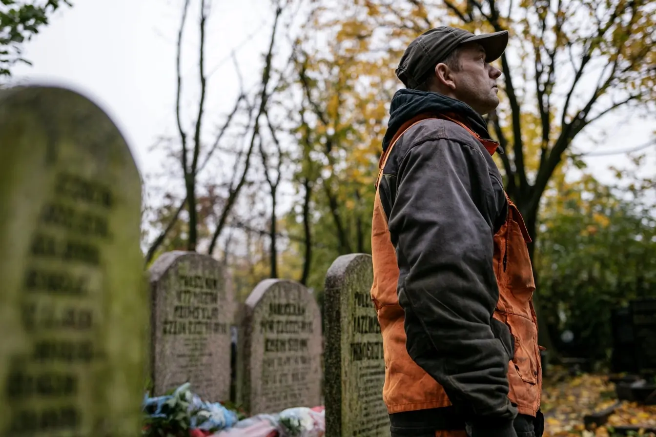 Quatre tombes dans un cimetière à Gliwice