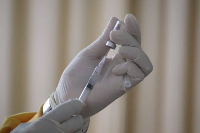 Moins de risques de contaminations grâce aux vaccins anti-covid.