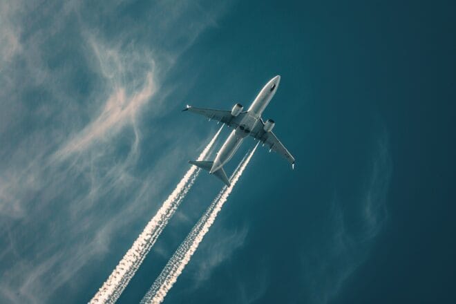 Illustration. Un avion Boeing dans le ciel.