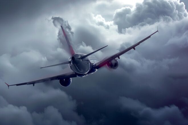 Illustration. Un avion dans les turbulences.