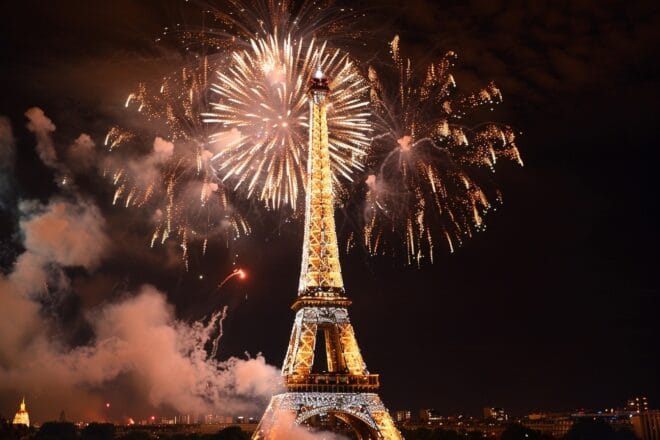 Illustration. Feux d'artifice et Tour Eiffel.