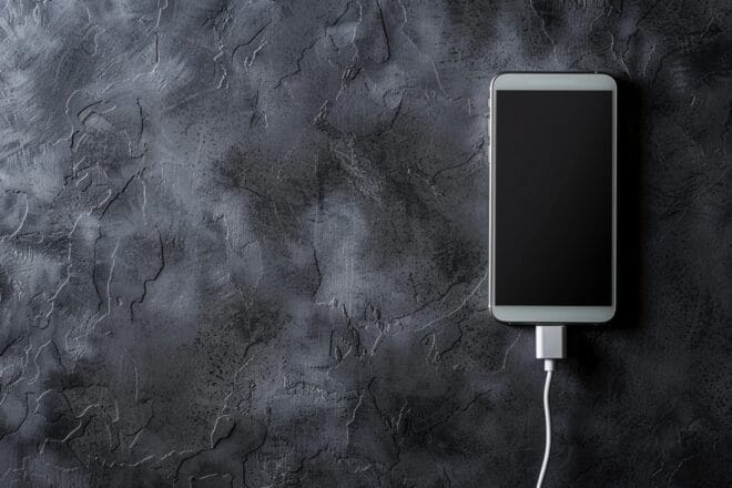 Illustration. Un smartphone en charge.