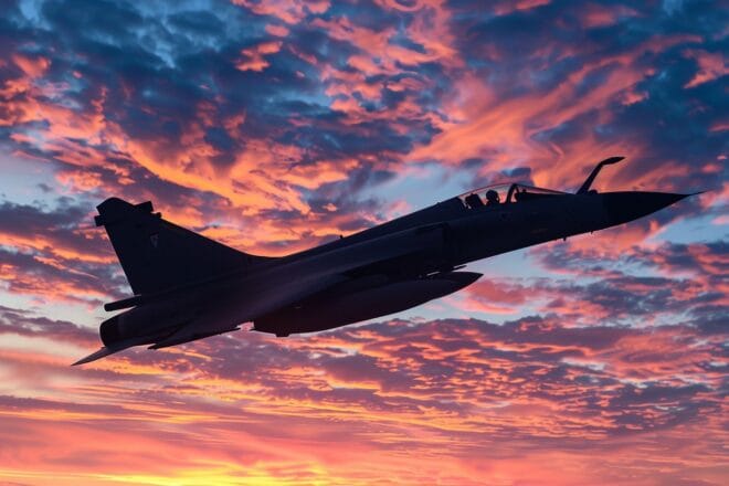 Illustration. La silhouette d'un avion de chasse Mirage.