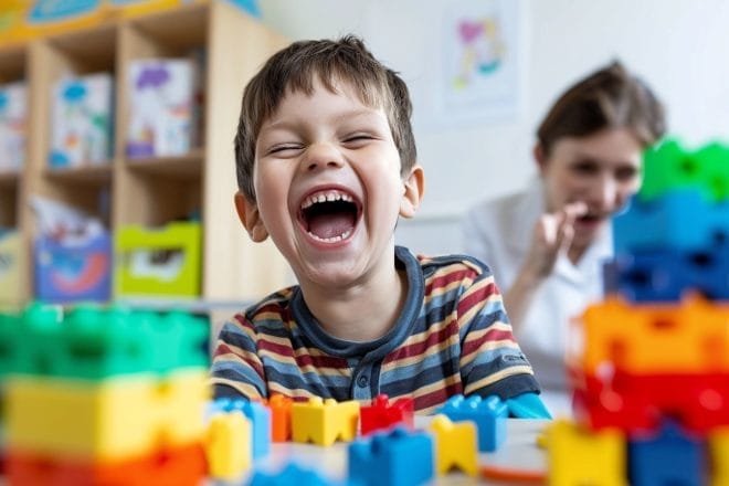 Illustration. Un enfant riant aux éclats.