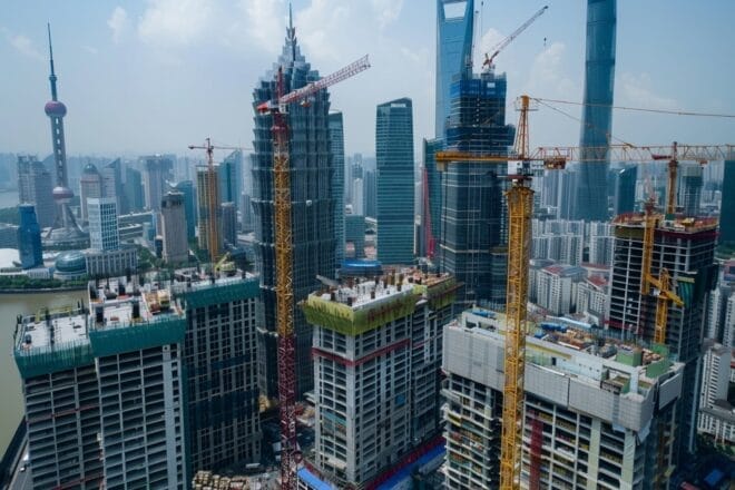 Illustration. Des bâtiments en construction à Shanghai.