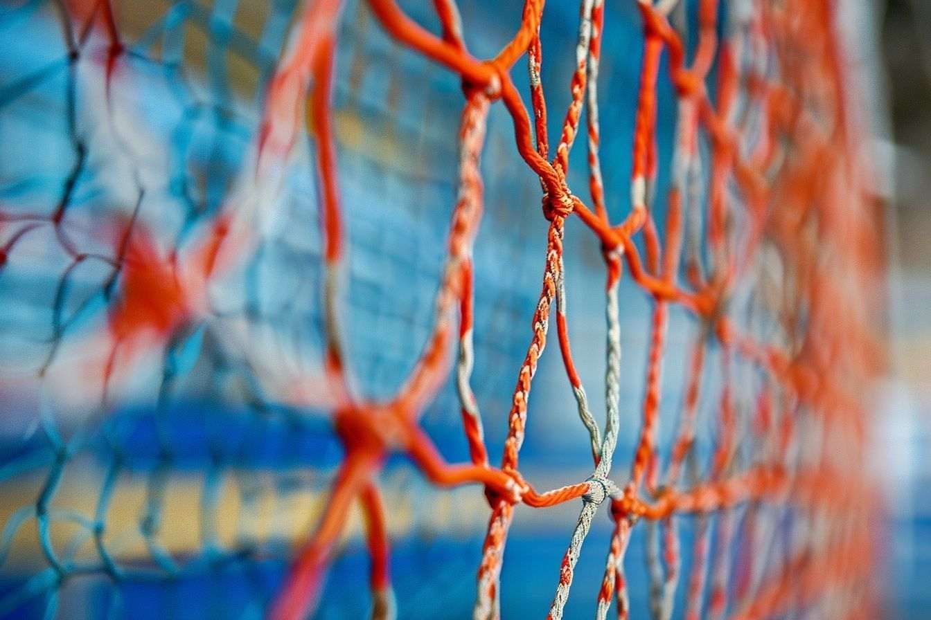Image d'illustration. Détail du filet robuste d'une cage de handball