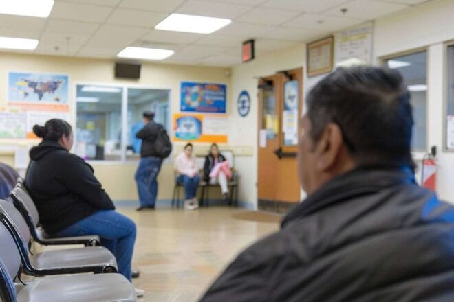 Salle d attente avec familles anxieuses entourées d affiches de soins