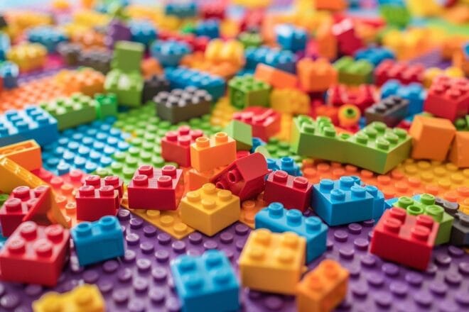 Image d'illustration. Blocs de construction colorés sur un tapis de jeu doux