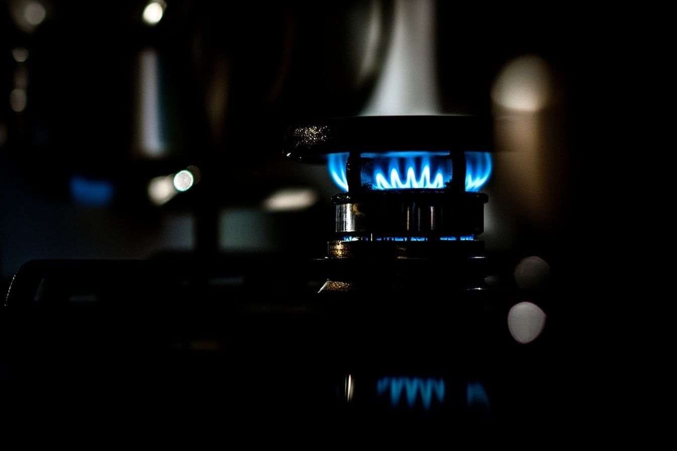 Gros plan d un brûleur à gaz avec flamme bleue