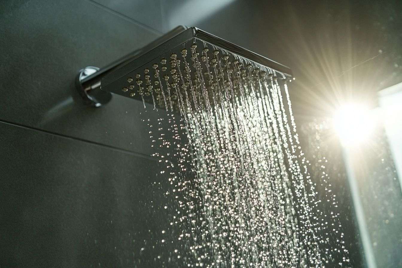 Image d'illustration. Eau en cascade depuis une pomme de douche élégante