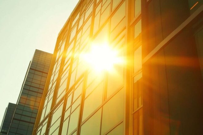 Un aperçu d'un bâtiment de bureaux climatisé en contraste avec le soleil éclatant à l'extérieur