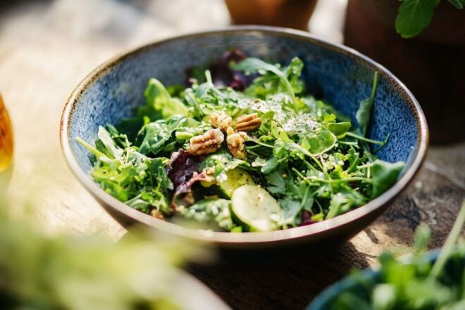 Bol de salade vibrante