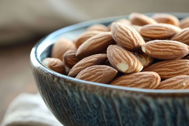 Gros plan sur un bol d amandes grillées