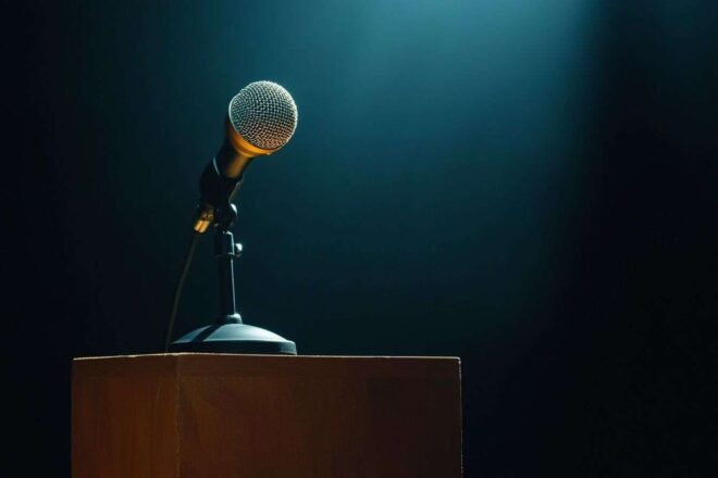Microphone élégant sur podium en bois