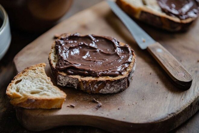 Pâte à tartiner au chocolat et noisettes sur pain frais