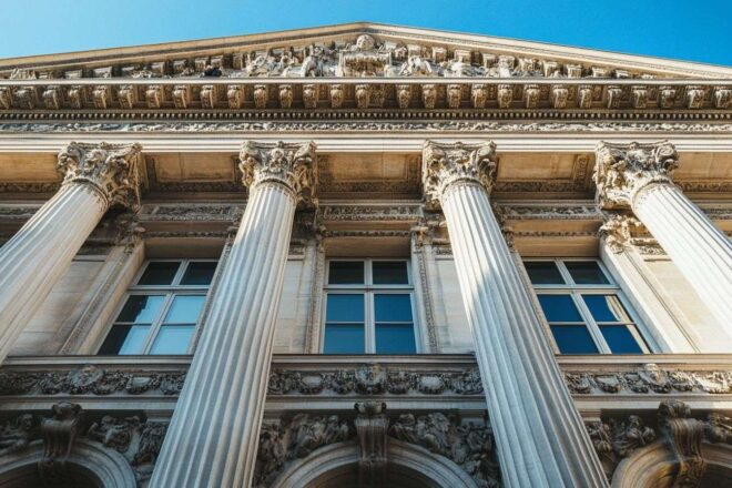 Grand façade du sénat français sous un ciel bleu