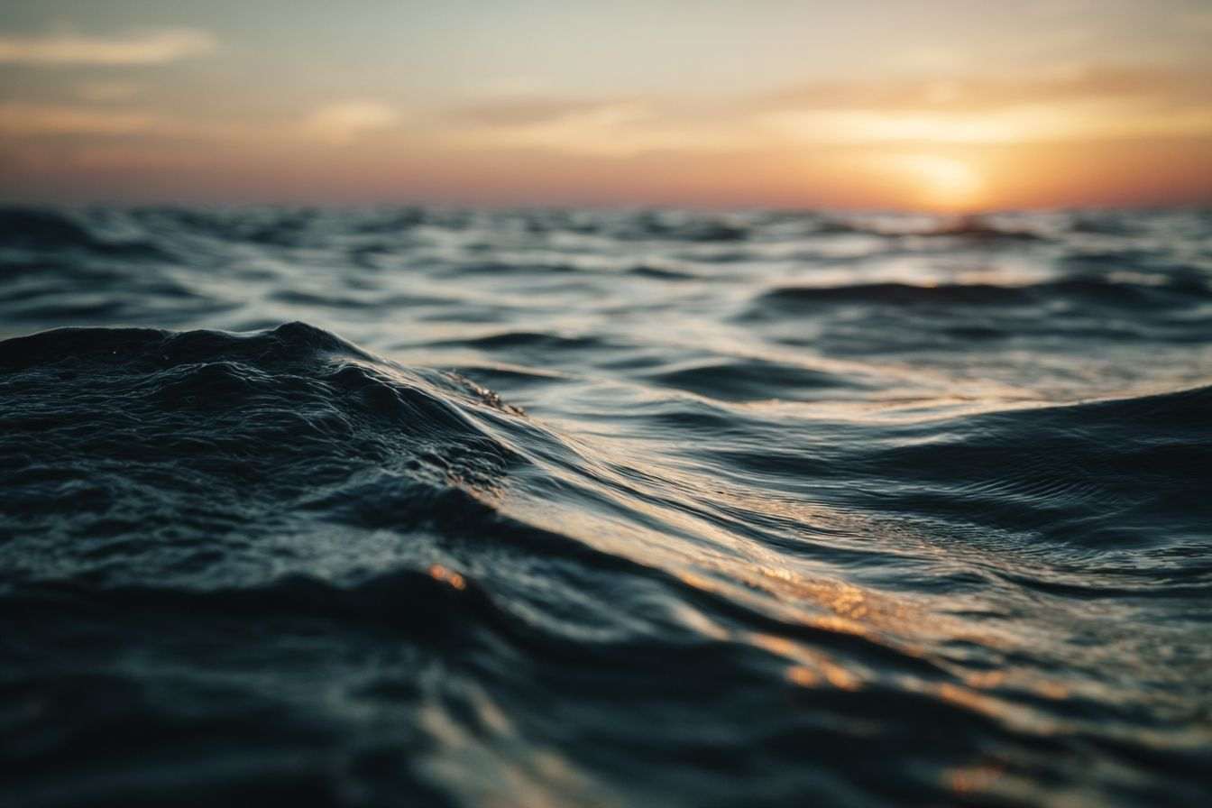 Un paysage paisible de l océan au coucher du soleil