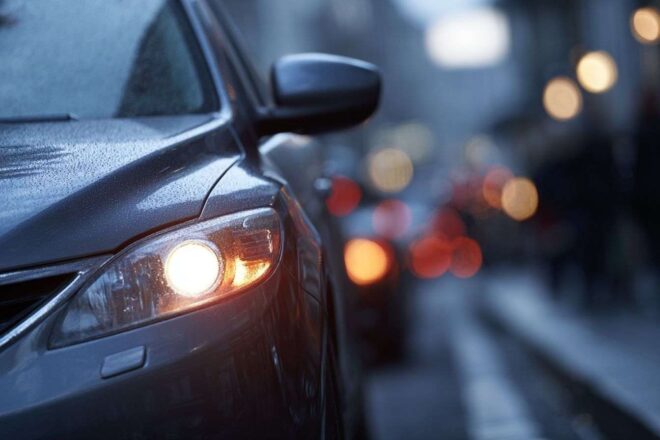 Voiture en attente pour passager dans rue urbaine animée