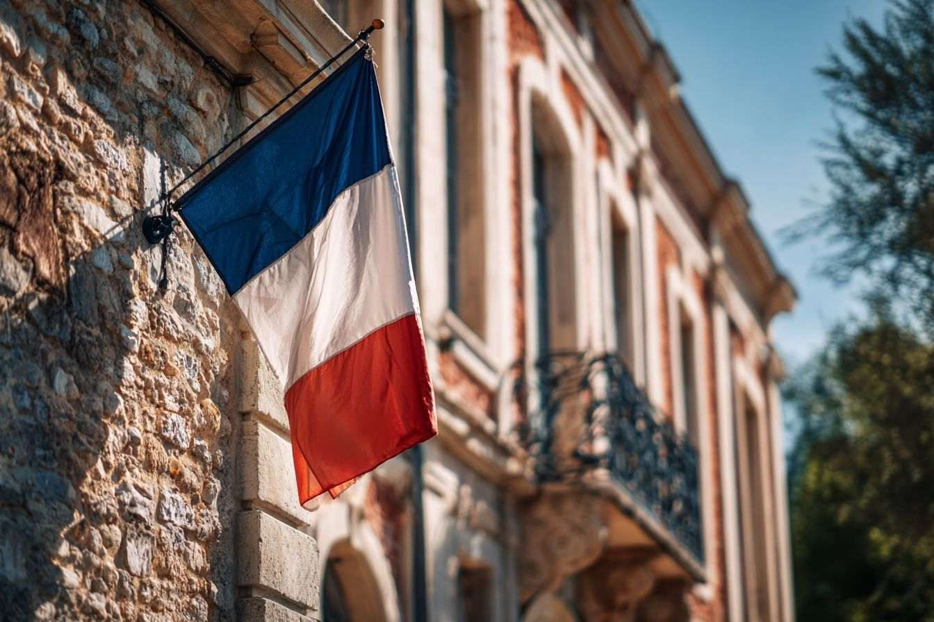 Façade de mairie française avec drapeau national