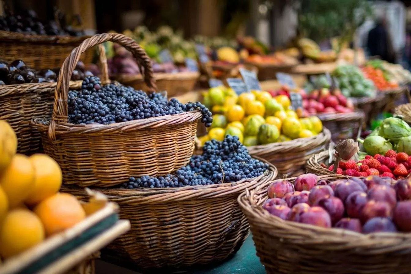 Image d'un panier débordant de produits frais et colorés devant un marché en France.
