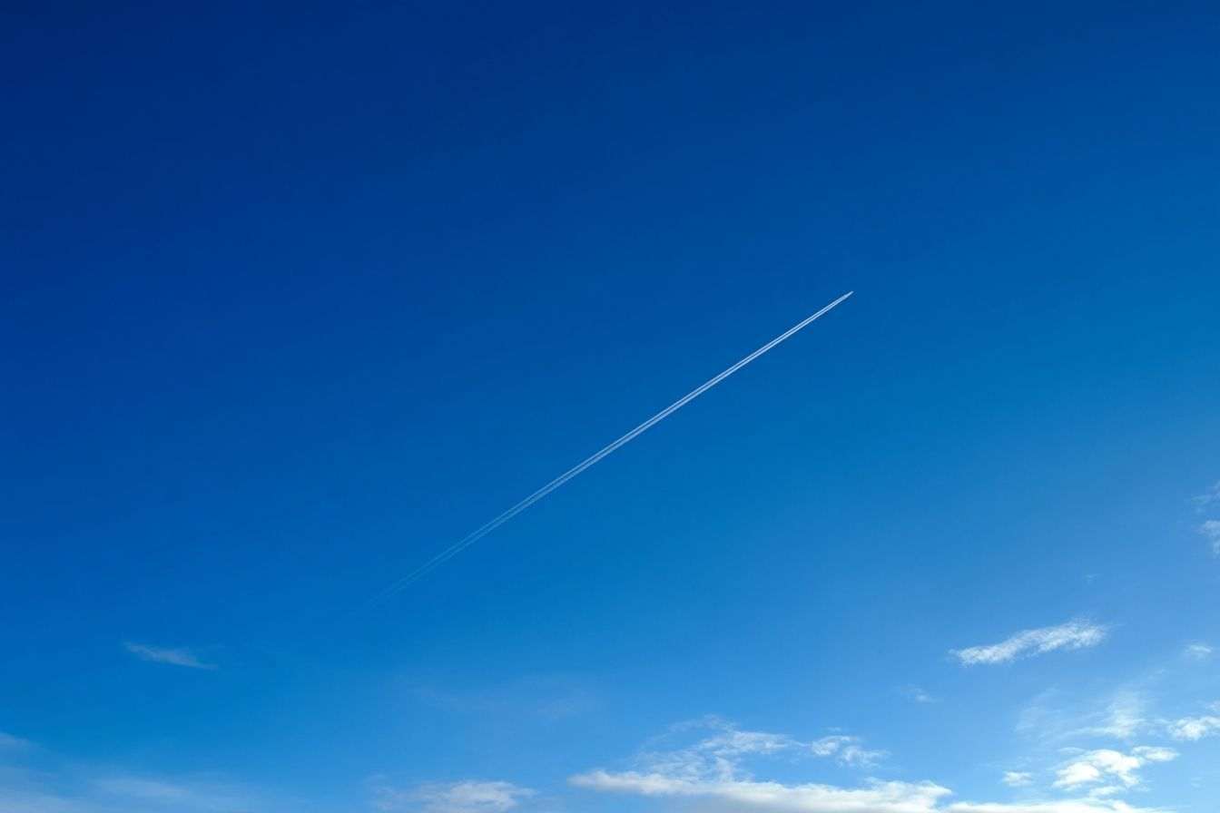 Ciel bleu expansif avec une traînée blanche