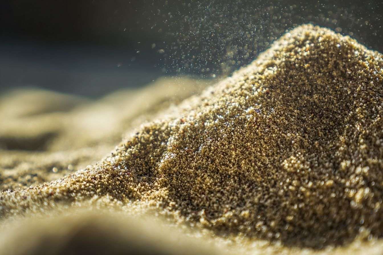 Gros plan de sable horticole grossier en lumière naturelle