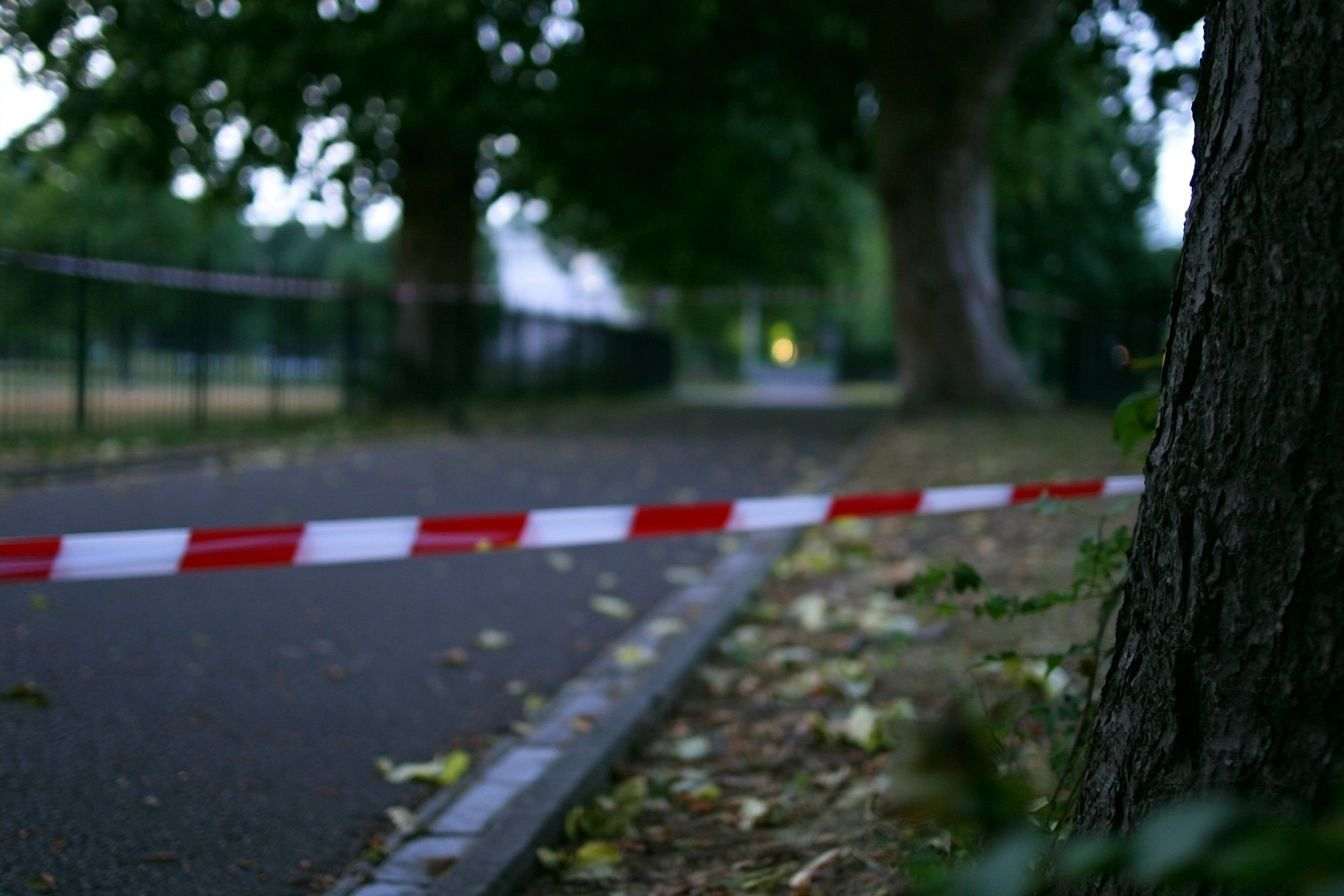 Ruban de police sur chemin