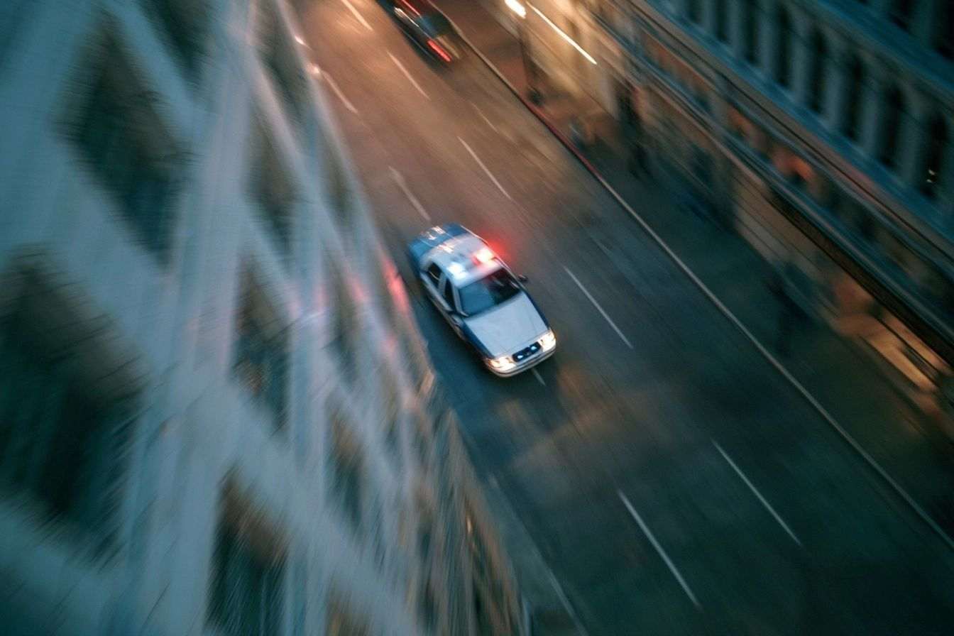 Vue aérienne d un véhicule de police avec feux allumés