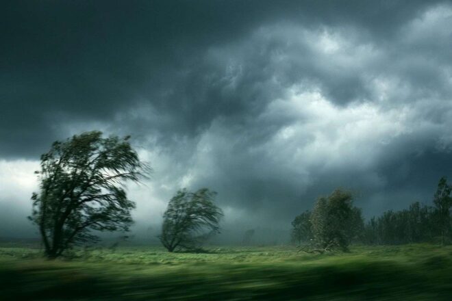 Nuages sombres au dessus d un paysage orageux