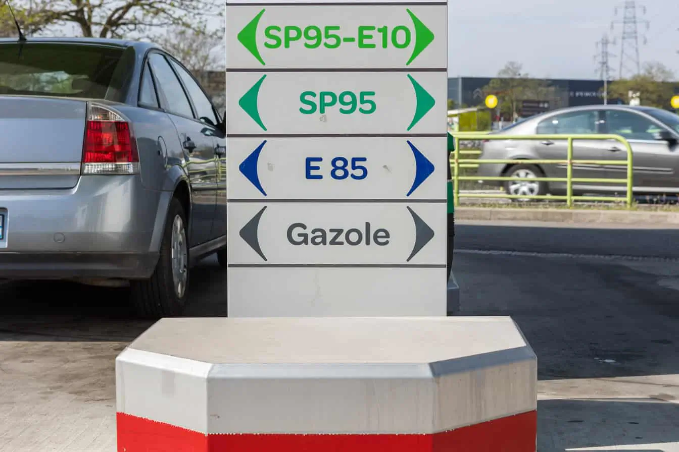 Panneau carburants dans une station essence