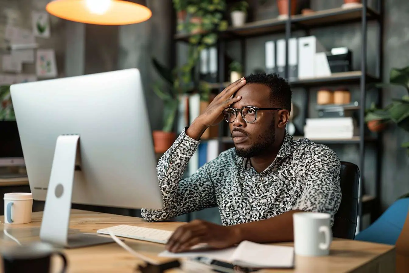 Un homme perdu devant son ordinateur