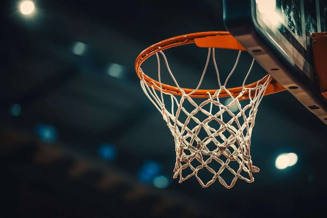 Vue rapprochée du panier de basket d'une arène NBA sous l'éclairage d'un projecteur