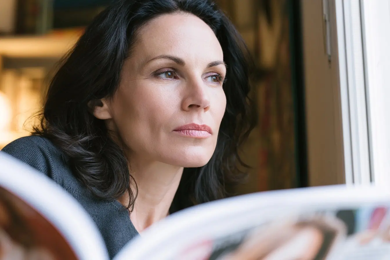 Quadragénaire lisant un magazine ouvert