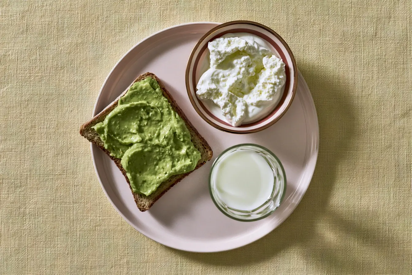 Assiette avec avocat, yaourt grec et kéfir