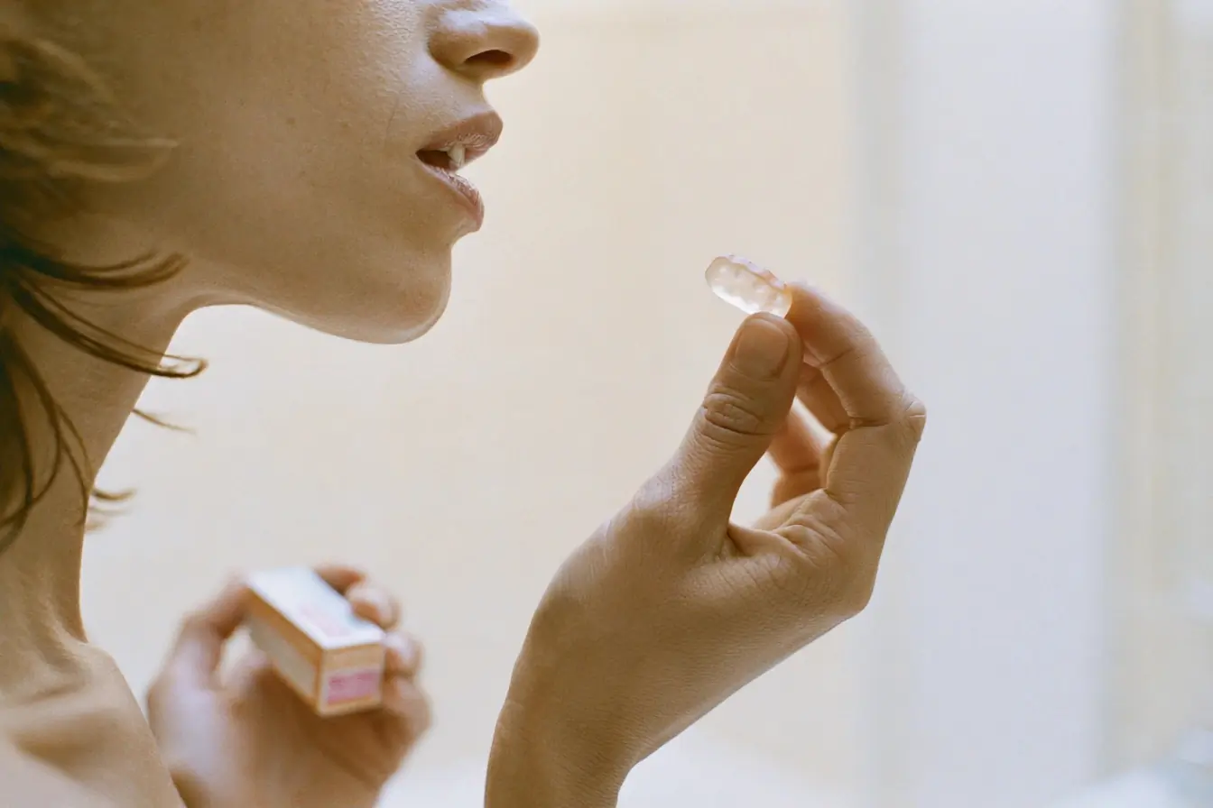 Gummy tenu près de la bouche en salle de bains