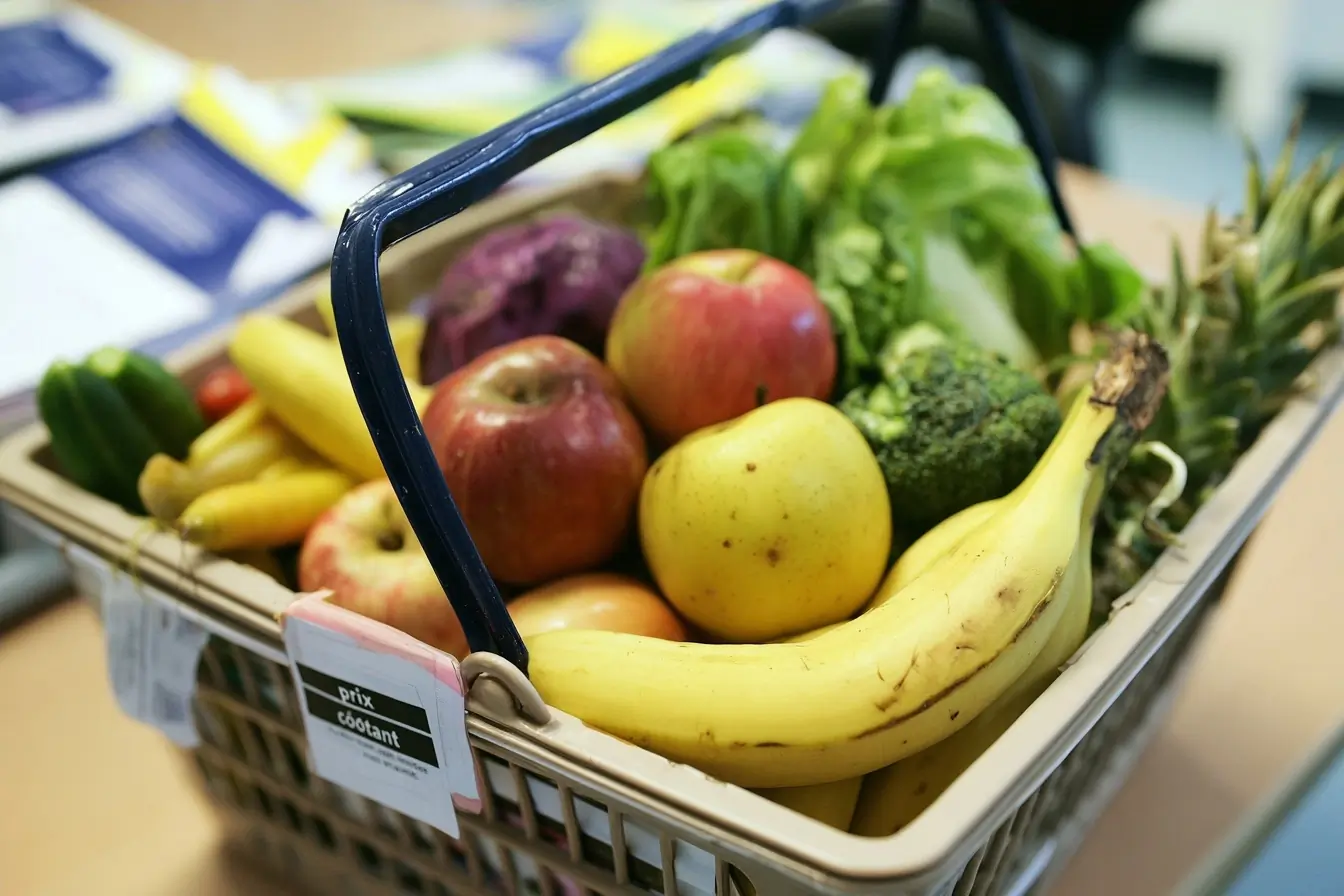 Panier d’aliments avec étiquette prix coûtant